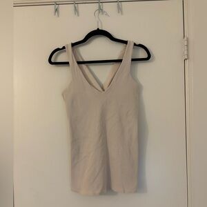 Like New! Alo - Elevate Tank in Bone - Size L
(Built-in bra with removable pads)
